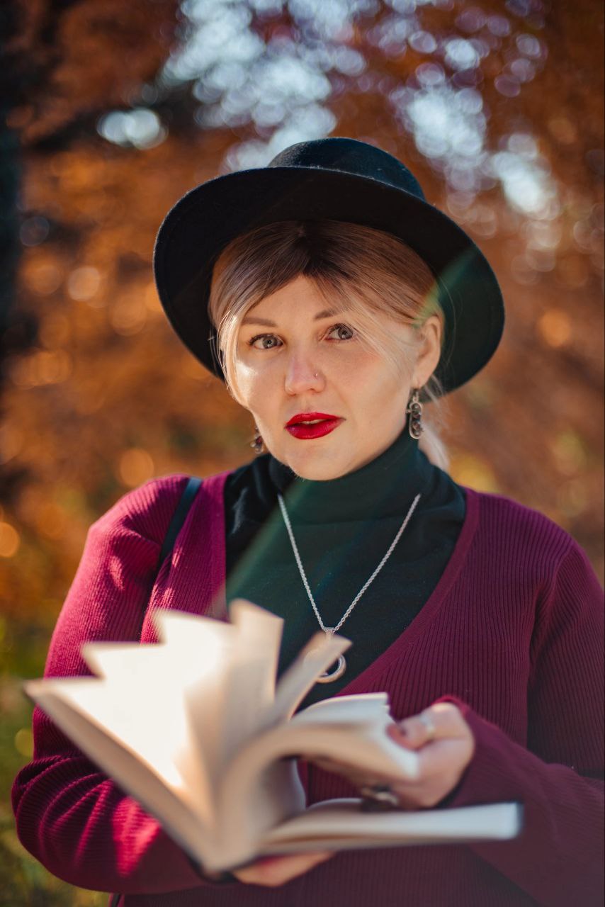 Fialkora reading her book